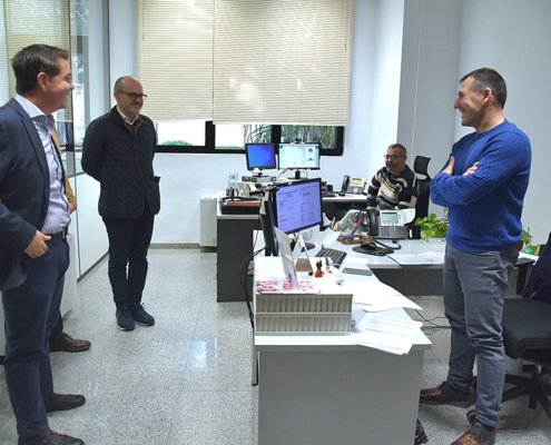 El presidente de la Diputación, Santi Cabañero, junto al diputado provincial de Sanidad, Francisco García, durante la visita a la nueva sede de ...