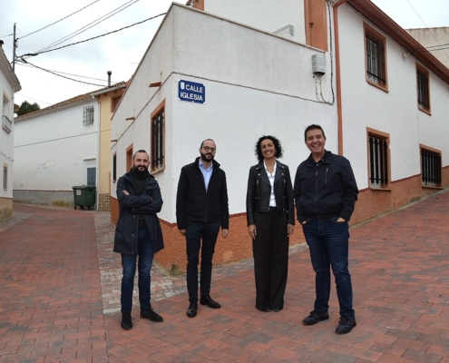 El presidente de la Diputación, Santi Cabañero, junto al vicepresidente de la institución y edil en Higueruela, Fran Valera, y representantes m ...