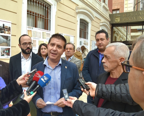 El presidente de la Diputación atendiendo a profesionales de la Prensa en la apertura de la exposición 'Guardianes de la Memoria' sobre los Arch ...