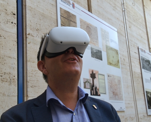 El presidente de la Diputación con gafas de realidad virtual en la apertura de la exposición 'Guardianes de la Memoria' sobre los Archivos de la ...