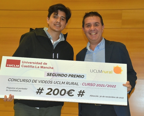 El presidente de la Diputación hace entrega de uno de los premios del concurso de vídeos UCLM Rural