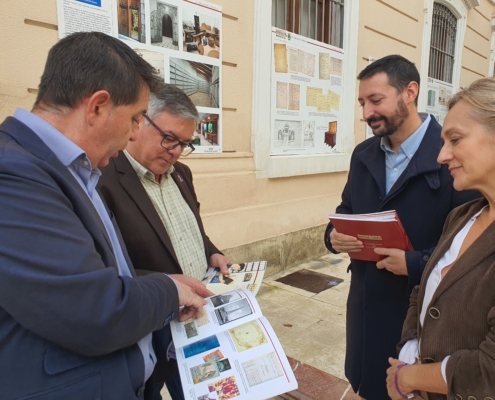 El presidente de la Diputación junto al alcalde de Hellín y archiveros de la institución provincial y del ayuntamiento hellinero