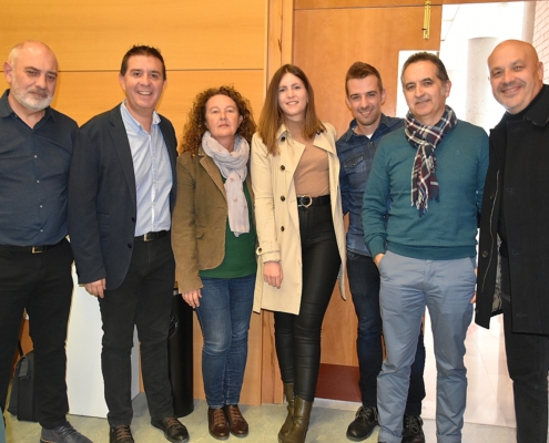 El presidente de la Diputación posa junto a integrantes de un proyecto de Desarrollo Rural impulsando en La Manchuela en el marco del UCLM Rural