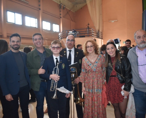 El presidente de la Diputación y otros responsables institucionales junto al niño ucraniano que forma ya parte de las filas de la banda de Alatoz