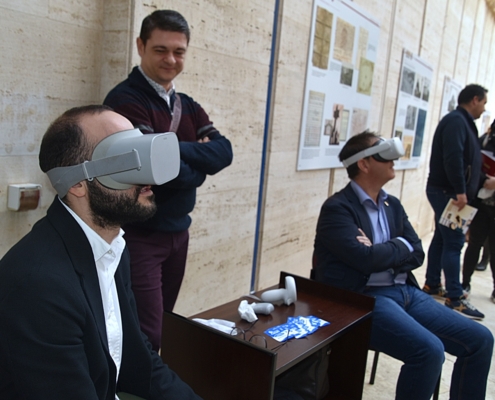 El presidente y el vicepresidente de la Diputación con gafas de realidad virtual en la apertura de la exposición 'Guardianes de la Memoria' sobr ...