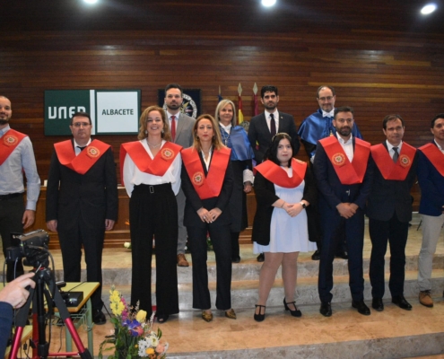 Foto con un grupo de graduados y graduadas