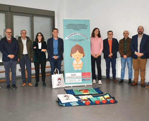 'Foto de Familia' el el CEIP de Casas Ibáñez durante el curso formativo de RCP 'Salvando a Llanetes' dirigido a docentes y alumnado con el apoyo ...