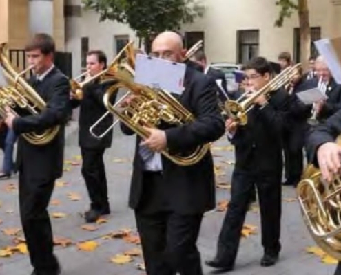Foto de archivo de la Banda de Música del Real Conservatorio Profesional de Música y Danza en un pasacalles