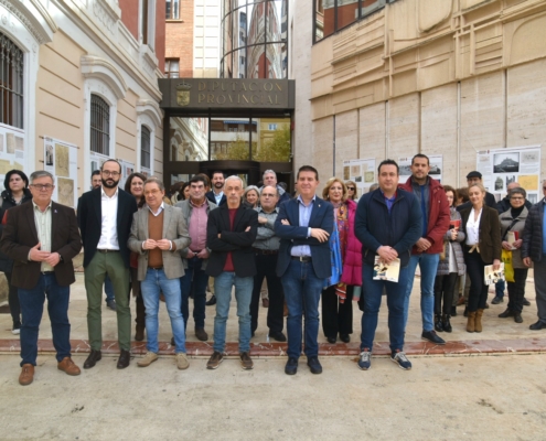 Foto de grupo en la apertura de la exposición 'Guardianes de la Memoria' sobre los Archivos de la provincia