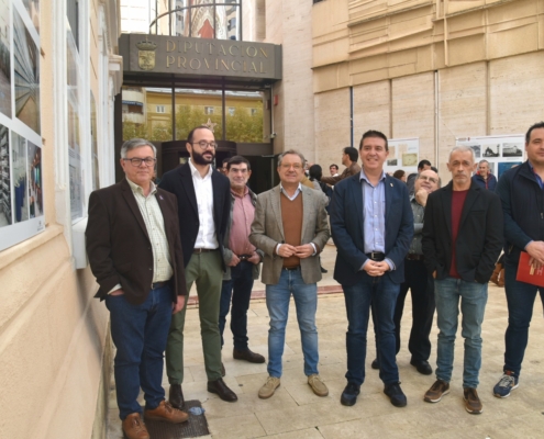 Foto de grupo más reducido en la apertura de la exposición 'Guardianes de la Memoria' sobre los Archivos de la provincia