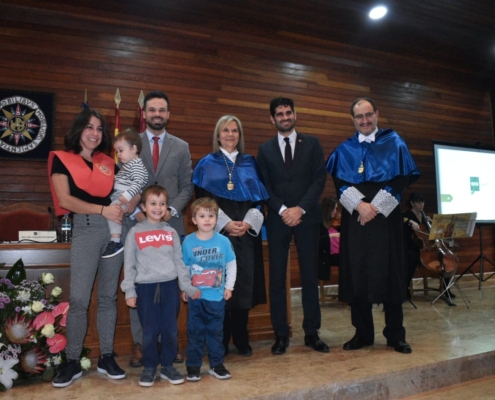 Imagen con una de las graduadas que ha subido a recoger la Beca junto a sus tres hijos