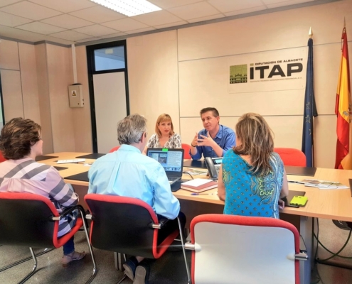 Imagen de archivo del presidente de la Diputación, Santi Cabañero, y la vicepresidenta, Amparo Torres, en un reunión en el ITAP