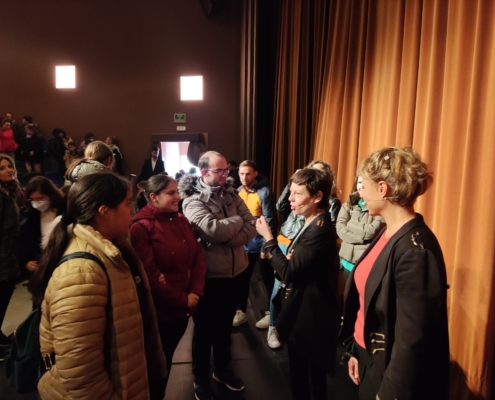 Las actrices conversan con un grupo de asistentes