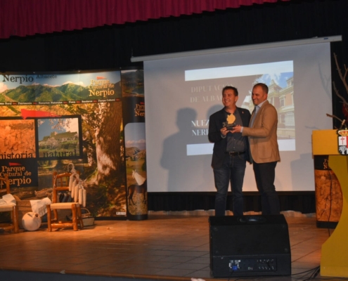 Momento de entrega de la Nuez de Oro a la Diputación de Albacete