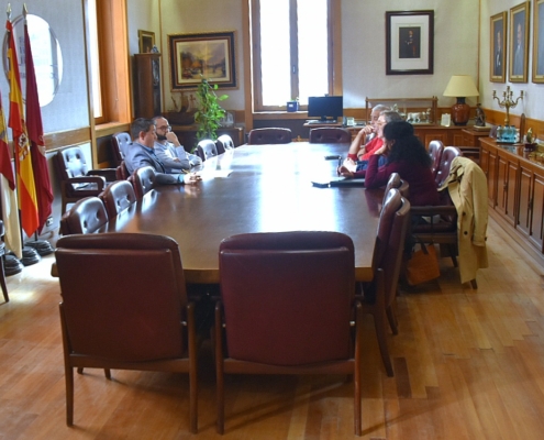 Plano general de la sala de gobierno con el presidente de la Diputación junto a representantes de los cuatro grupos políticos de la institución