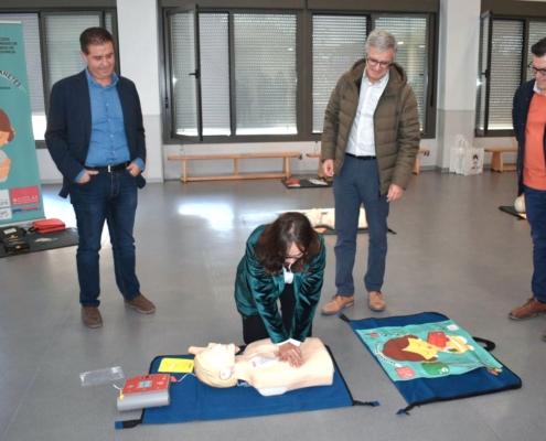 Un momento de la demostración en el CEIP de Casas Ibáñez del programa formativo de RCP 'Salvando a Llanetes' dirigido a docentes y alumnado de  ...