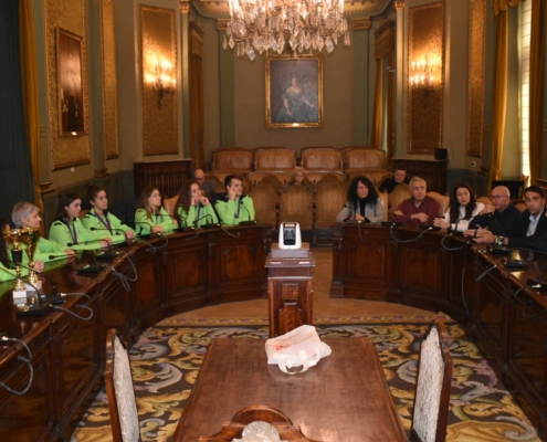 Un momento de la recepción en el salón de plenos