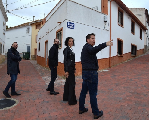 Un momento de la visita a la calle la Iglesia de Higueruela, vía que ha experimentado diferentes mejoras gracias al Plan de Obras y Servicios de  ...