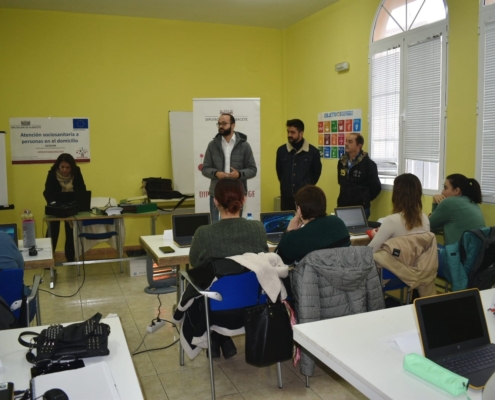 Un momento de la visita al curso de Atención Sociosanitaria a personas en el domicilio que se está celebrando en casas de Juan Núñez