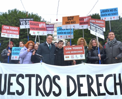 El presidente de la Diputación, junto a otros responsables institucionales y participantes en la marcha con motivo del Día Internacional de las  ...