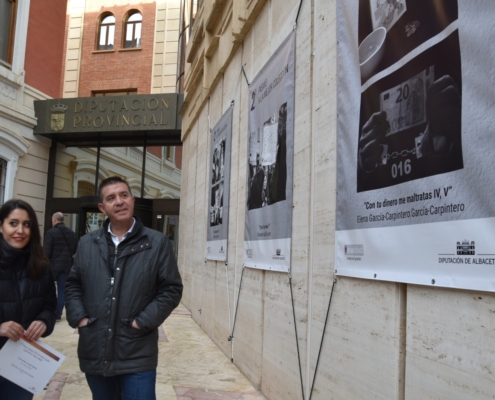 La ganadora del concurso de fotos contra la violencia machista explica al presidente el trabajo realizado durante la inauguración de la exposicià...