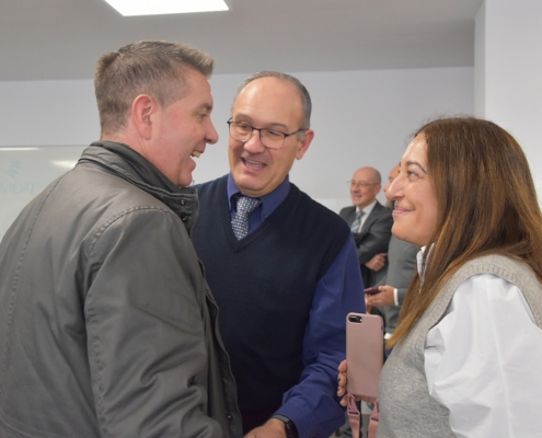 El presidente de la Diputación saludando al presidente de Desarrollo Autismo y a la directora de la emisora Radio Albacete Cadena SER