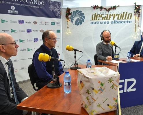 El presidente de la Diputación durante el programa de radio organizado para la recogida solidaria de juguetes a beneficio de Desarrollo Autismo