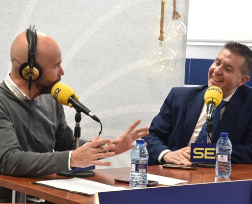 El presidente de la Diputación durante el programa de radio organizado para la recogida solidaria de juguetes a beneficio de Desarrollo Autismo