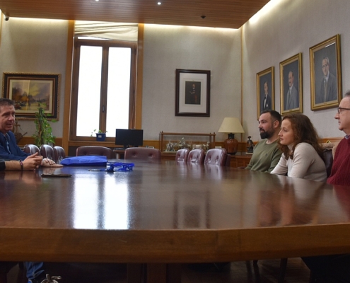 Imagen durante la reunión con la nadadora Marta Carmona en su recepción en la Diputación de Albacete