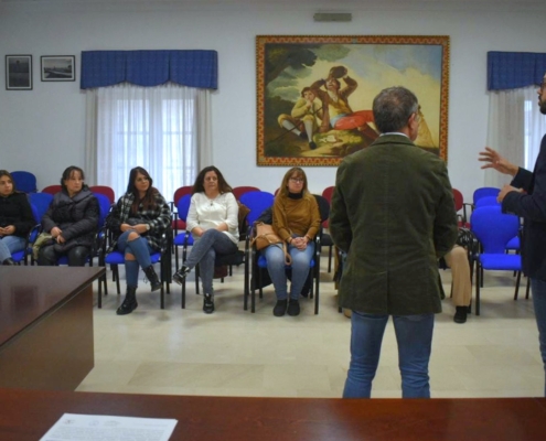 De espaldas en la imagen, el vicepresidente provincial habla, junto al alcalde de Mahora, a las mujeres de la localidad que han recibido en Mahora ...