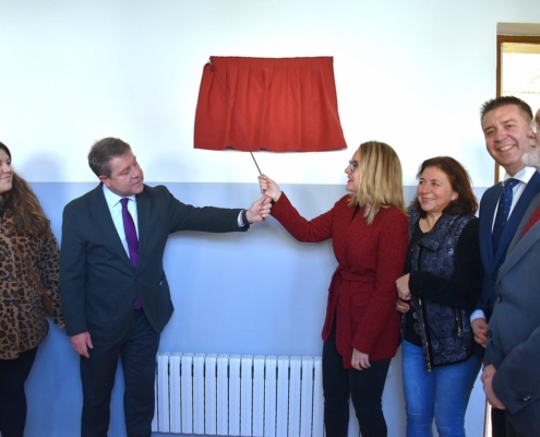 Descubrimiento de la placa de inauguración de la Unidad Educativa del CRA Los Almendros