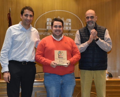 El diputado provincial de Deportes, junto al alcalde de Bogarra, y al presidente de la Hermandad de Donantes de Sangre, durante la gala de clausur ...