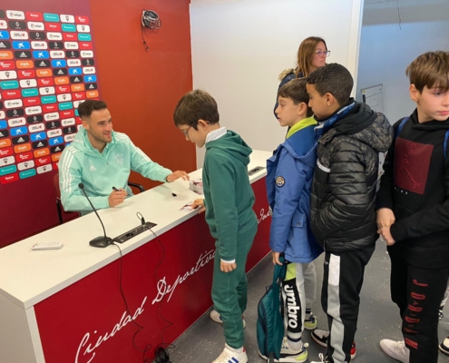 El futbolista Higinio Marín firmando autógrafos