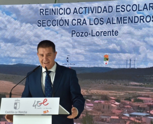 El presidente de la Diptuación, Santi Cabañero, durante su intervención en la apertura de la Unidad Educativa del CRA Los Almendros