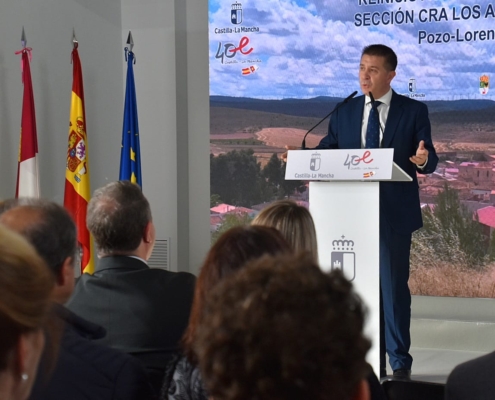 El presidente de la Diptuación, Santi Cabañero, durante su intervención en la apertura de la Unidad Educativa del CRA Los Almendros de Pozo Lorente