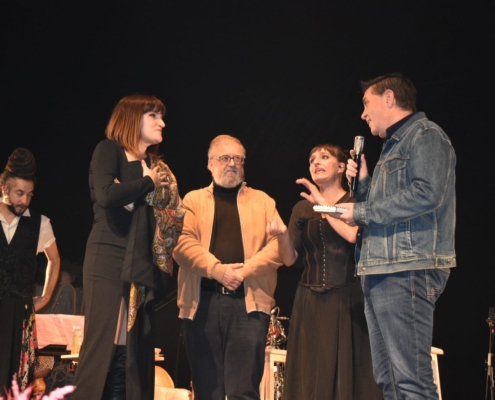 El presidente de la Diputación, Santi Cabañero, entrega a Marría Rozalén la Medalla de Honor del 40 aniversario de Cultural Albacete