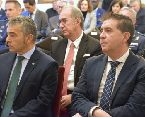 El presidente de la Diputación, Santi Cabañero, junto al subdelegado del Gobierno, Miguel Juan Espinosa, durante el acto homenaje del Día de la ...