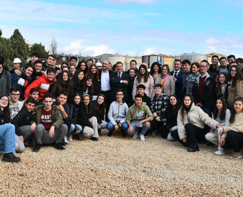 El presidente de la Diputación en la foto de familia junto al máximo responsable del gobierno regional, al alcalde de Villarrobledo y a estudian ...