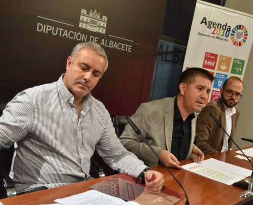 El presidente de la Diputación junto a los portavoces de PSOE y UP-IU en la institución durante la presentación del acuerdo sobre el proyecto d ...