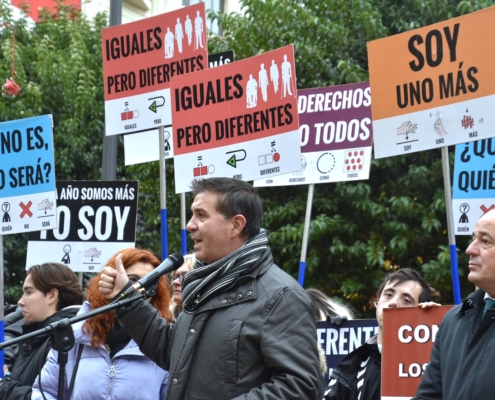 El presidente de la Diputación saluda desde el escenario con motivo del acto del Dia Internacional de las Personas con Discapacidad celebrado en  ...