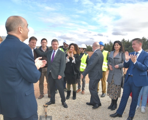 El presidente de la Diputación aplaude tras la colocación de la primera piedra del Pabellón Polideportivo en Villarrobledo