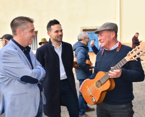 El presidente de la Diputación y el diputado de Cultura junto a uno de los integrantes de las cuadrillas participantes