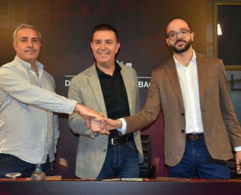 El presidente de la Diputación y los portavoces de los Grupos de PSOE y UP-IU se estrechan las manos tras firmar el acuerdo de cara al proyecto d ...
