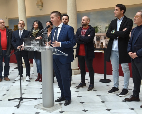 El presidente durante su intervención en la inauguración del Belén de la Diputación junto a representantes de la Corporación Provincial