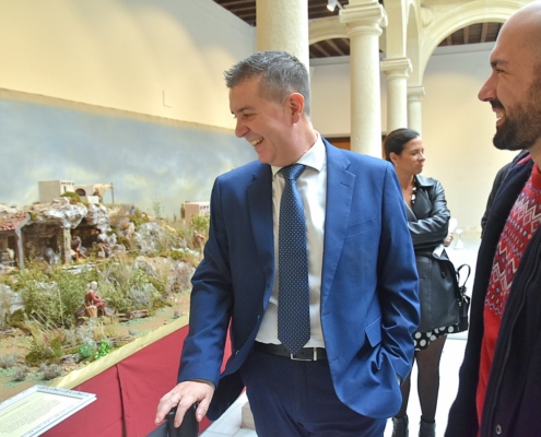 El presidente junto al belenista Alejandro García encargado del montaje del Belén de la Diputación mientras lo ven