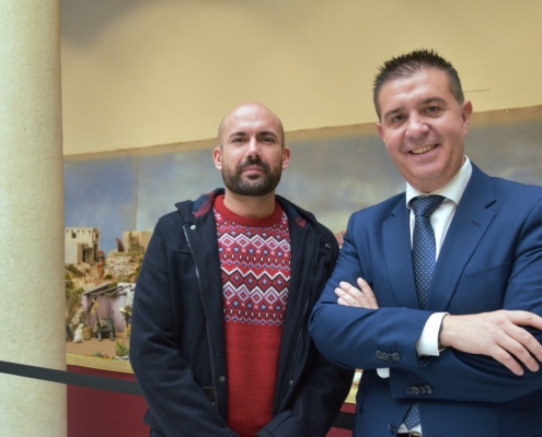 El presidente posa junto al belenista Alejandro García encargado del montaje del Belén de la Diputación