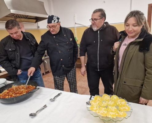 El presidente y la vicepresidenta de la Diputación junto a docentes en el curso de formación sobre Operaciones Básicas de Cocinas que 'Dipualba ...