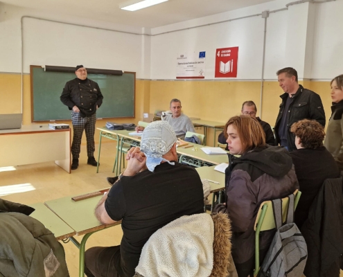 El presidente y la vicepresidenta de la Diputación visitan el aula de formación del curso de Operaciones Básicas de Cocinas que 'Dipualba Prote ...