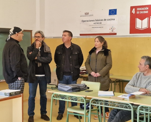 El presidente y la vicepresidenta de la Diputación visitan en Alcalá del Júcar con el alcalde de la localidad el aula de formación del curso d ...