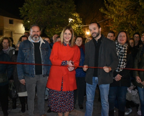 El vicepresidente de la Diputación, Fran Valera, junto a la alcaldesa, Isabel Belén Iniesta, momentos antes de cortar la cinta inaugural